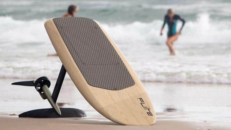 Flite E-Foil allein am Strand