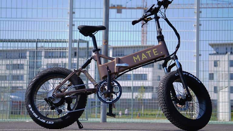Mate X E-Fatbike in Copper vor Zaun 1